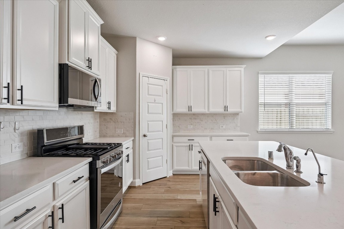 906 Barstow Drive Rosharon, TX 77583 - Photo 10 of 29