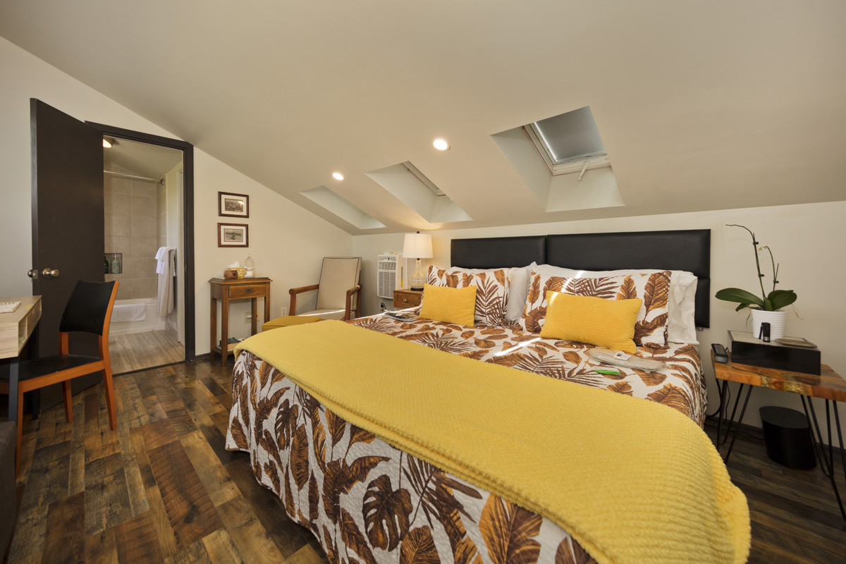 12-7124 Kalapana Kapoho Beach Road Pahoa, HI 96778 - Photo 24 of 30 a bed room with a bed and a television