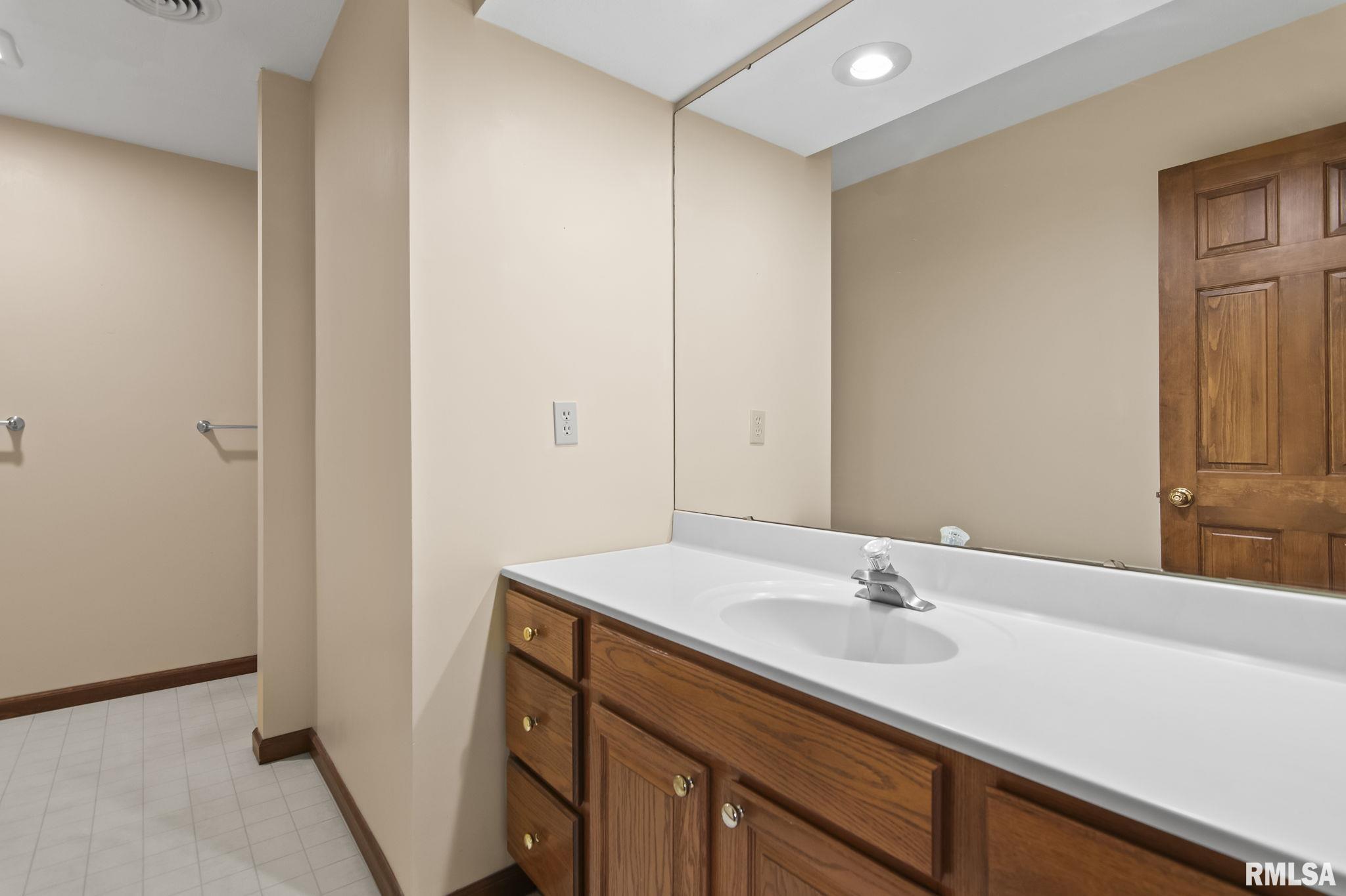 2000 Clarion Drive Springfield, IL 62711 - Photo 29 of 43 Gallery Image 29
