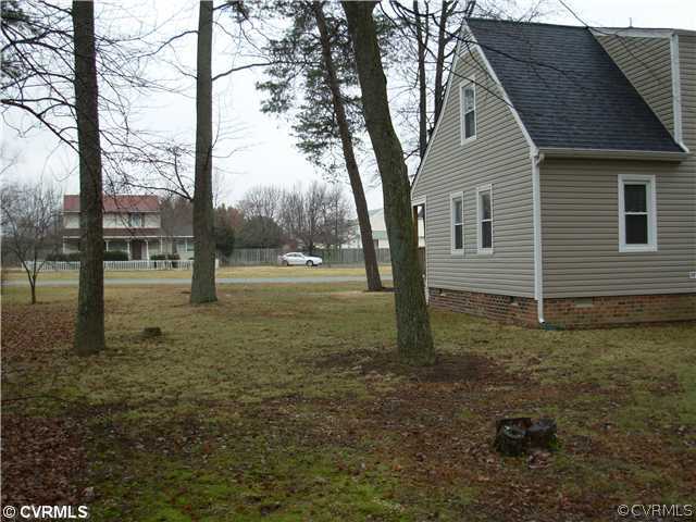 6531 Midview Road Henrico, VA 23231 - Photo 11 of 12 Yard/Garden - Side yard