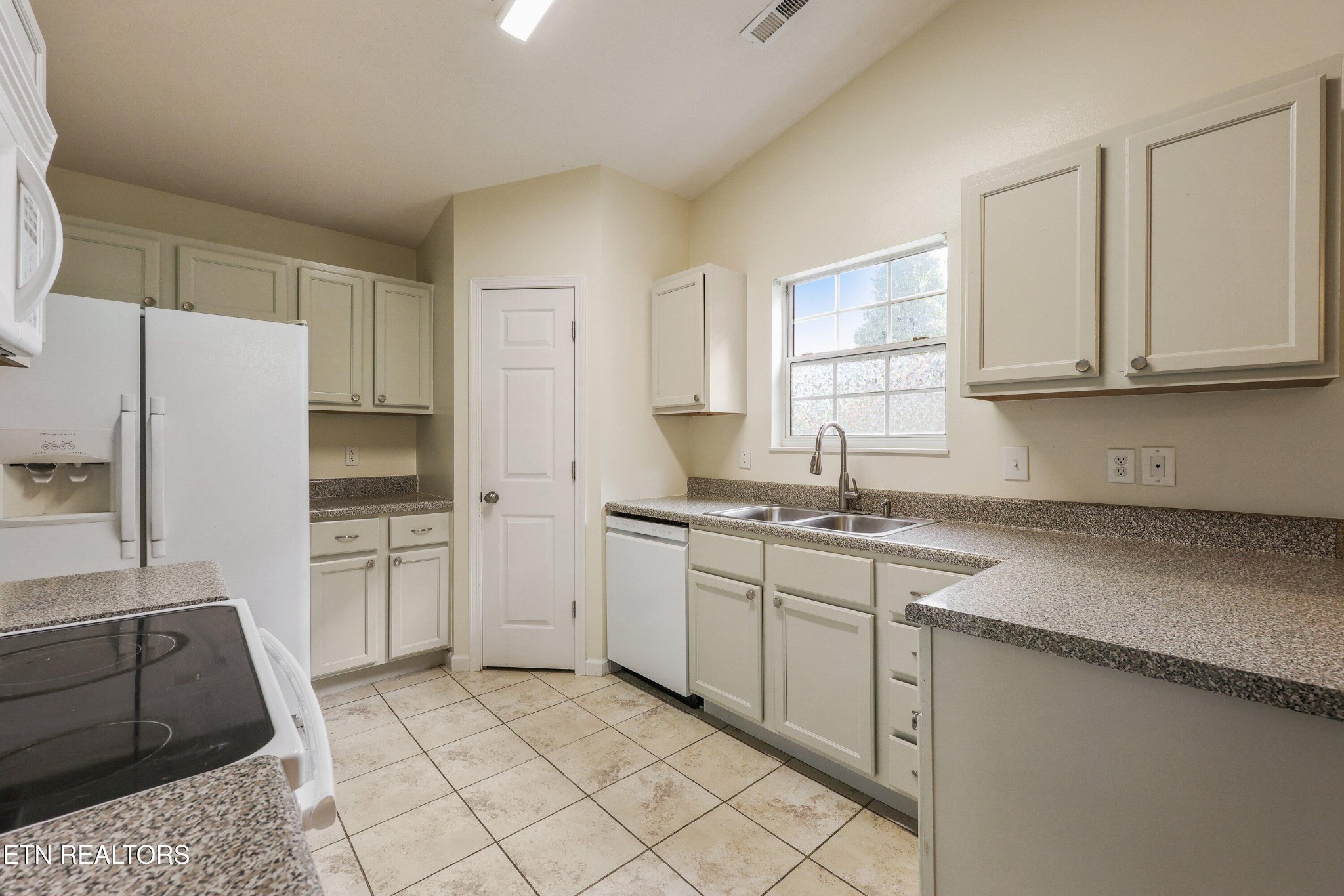 6626 Hugh Willis Road Powell, TN 37849 - Photo 9 of 26