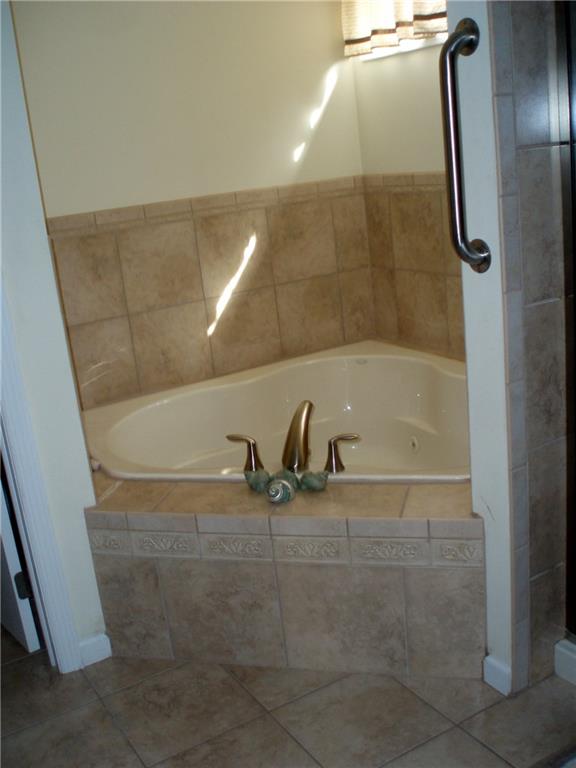 106 Rochelle Lane Monaca, PA 15061 - Photo 17 of 25 Soaking tub in Owner's suite