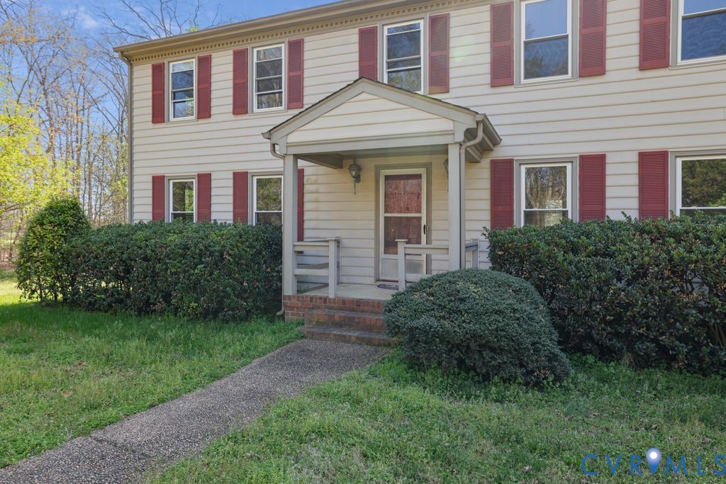 11352 Rockville Road Rockville, VA 23146 - Photo 4 of 38 a front view of a house with garden
