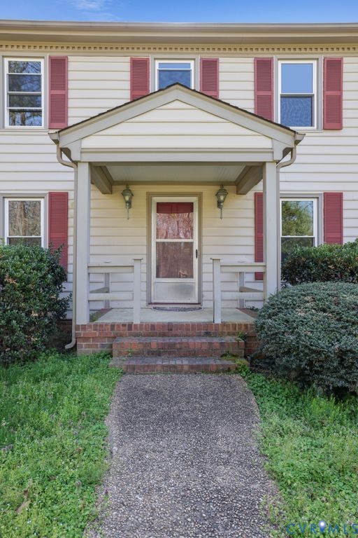 11352 Rockville Road Rockville, VA 23146 - Photo 5 of 38 a front view of a house with garden