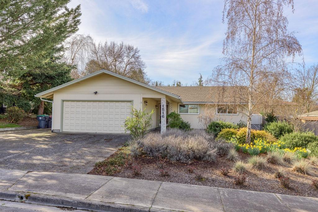 1516 Ridge Way Medford, OR 97504 - Photo 1 of 33 Primary Photo