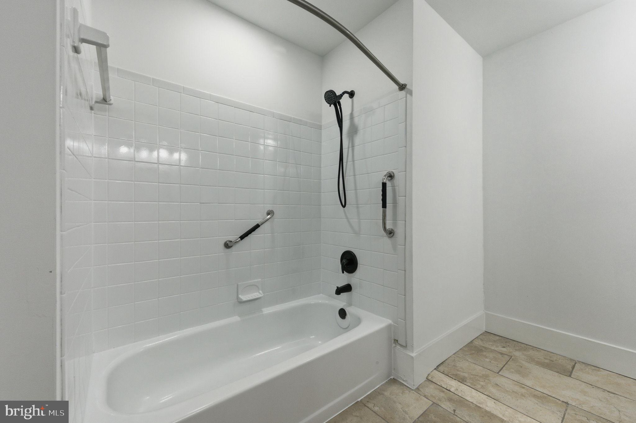 3305 Keswick Way, Unit 3305D Newtown Square, PA 19073 - Photo 32 of 38 a bathroom with a bathtub