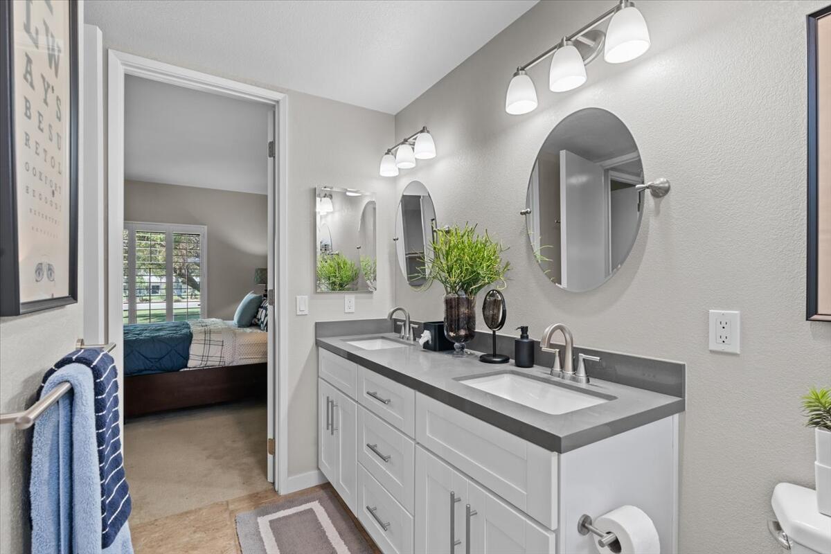 67527 North Portales Drive Cathedral City, CA 92234 - Photo 23 of 47 a en suite bathroom with a double vanity sink and a mirror