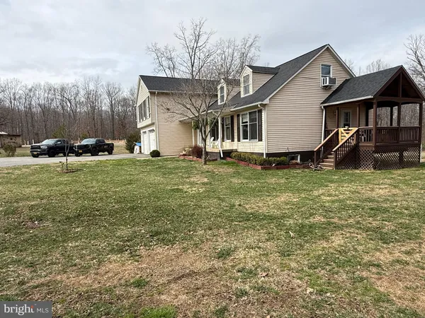 a view of a house with a back yard