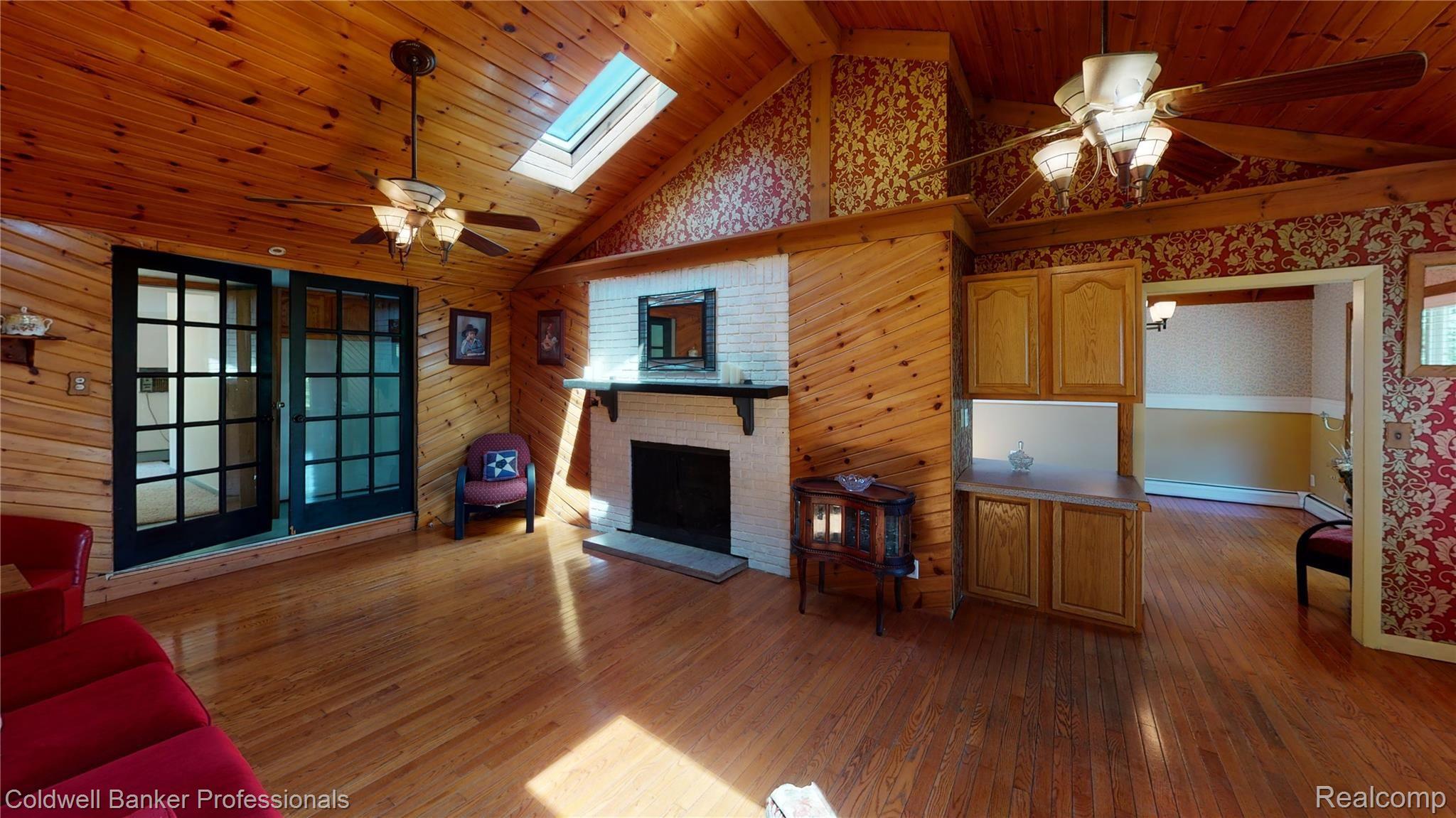 4094 West Willard Road Birch Run, MI 48415 - Photo 20 of 59 Living from center.jpg