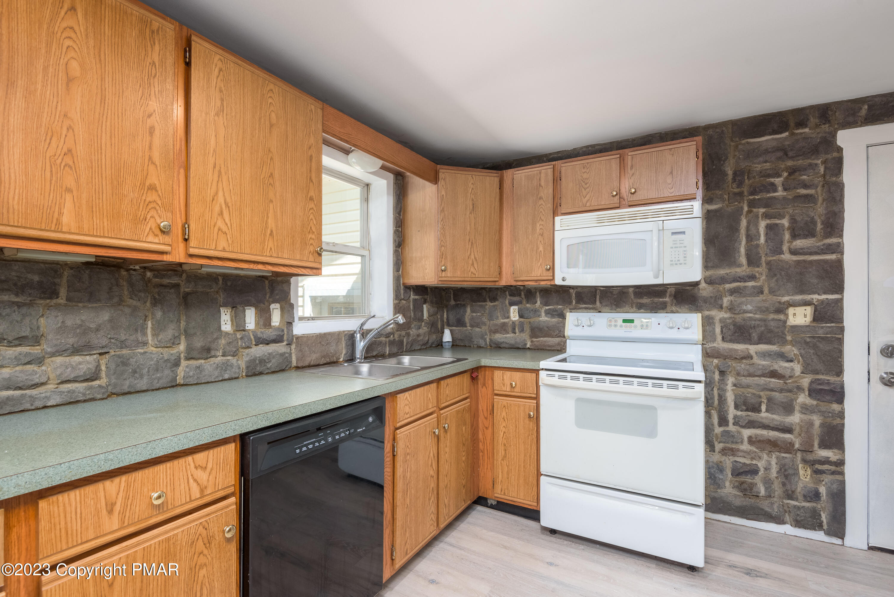 89 Sassafras Road Albrightsville, PA 18210 - Photo 2 of 29 89 sassafras-6