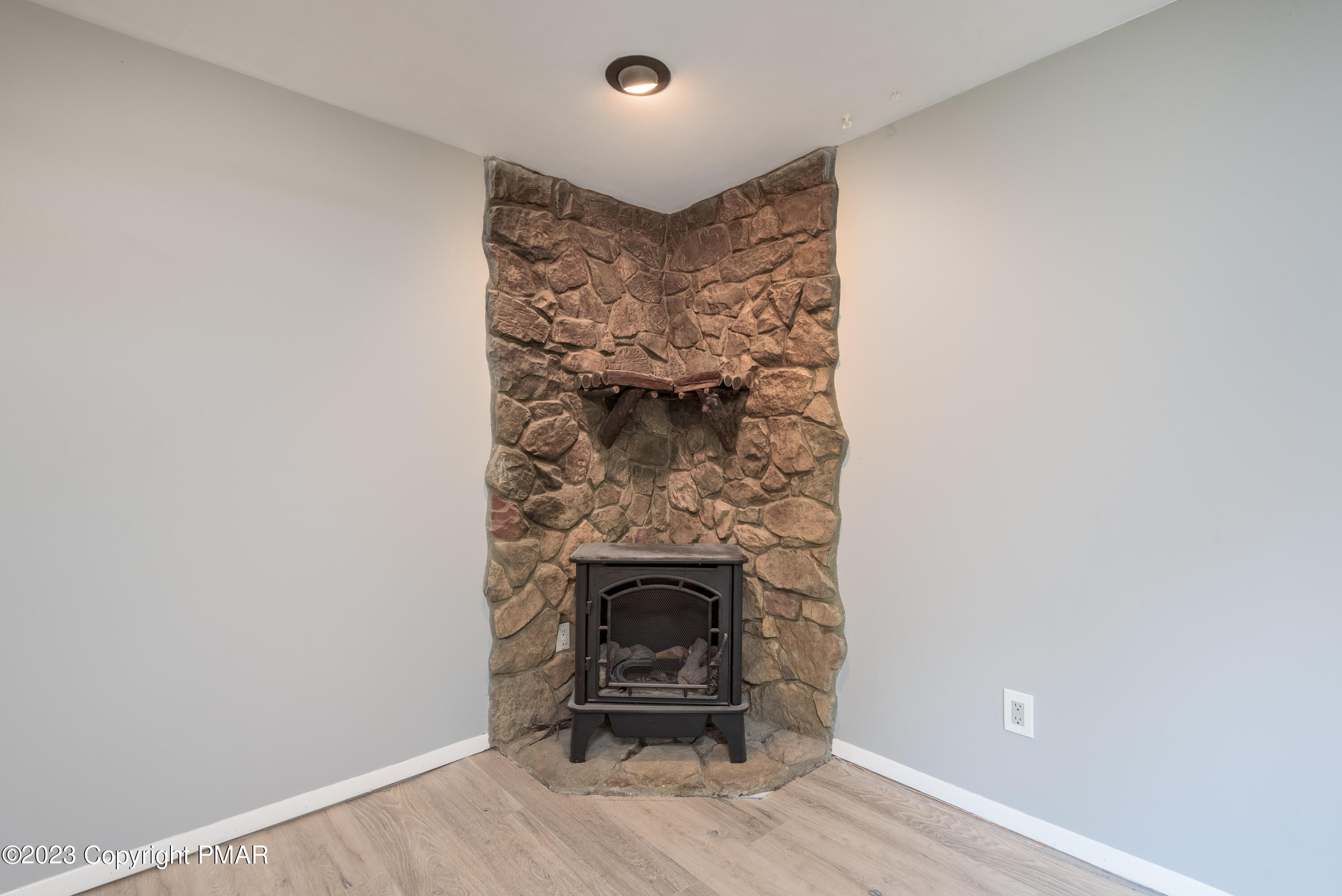 89 Sassafras Road Albrightsville, PA 18210 - Photo 7 of 29 89 sassafras-13