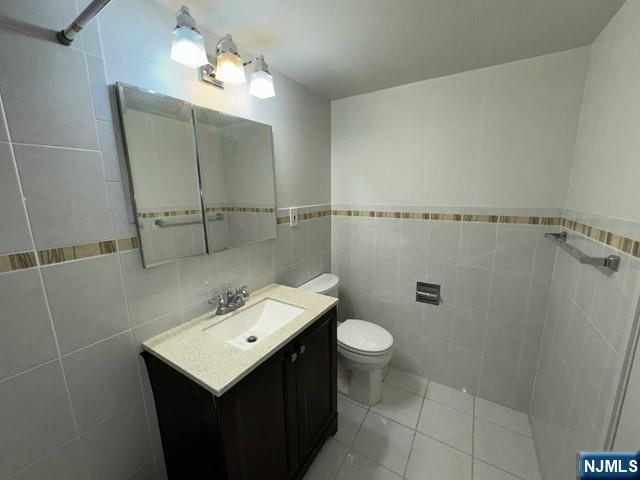 873 Main Street, Unit 3A Hackensack, NJ 07601 - Photo 10 of 15 a bathroom with a sink toilet and shower