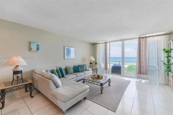 $5,500 | 5601 Collins Avenue, Unit 512, Miami Beach, FL 33140