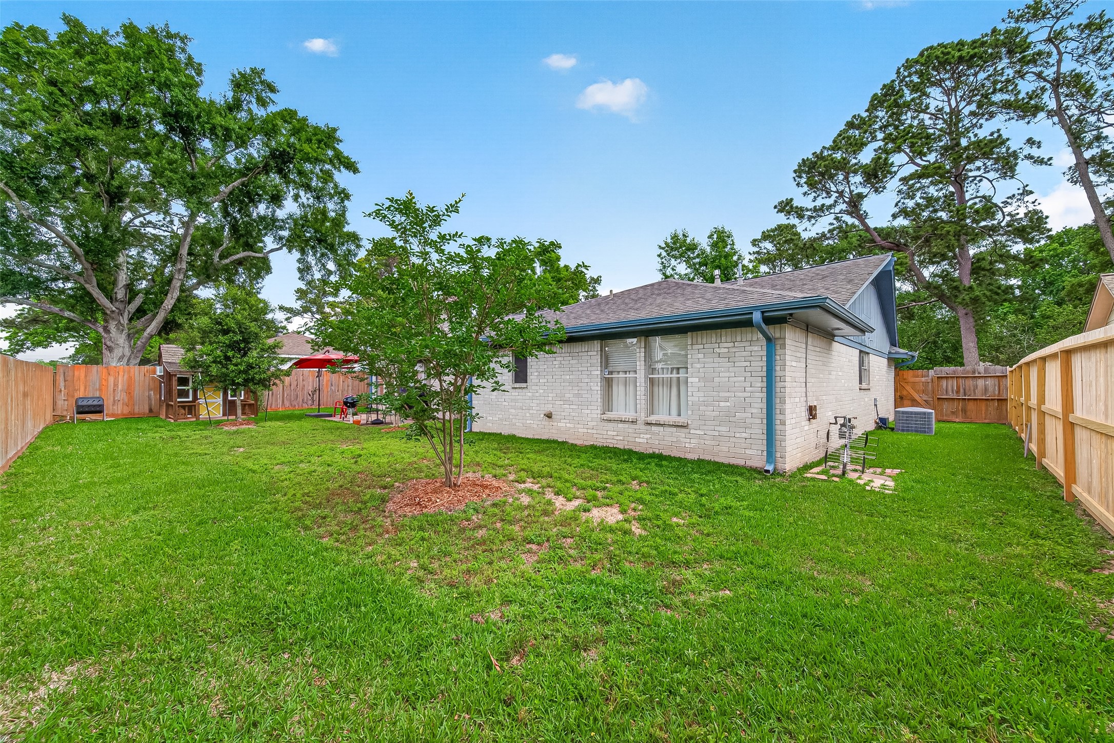 17611 Sorrell Ridge Drive Spring, TX 77388 - Photo 48 of 50 a backyard of a house with plants and large tree