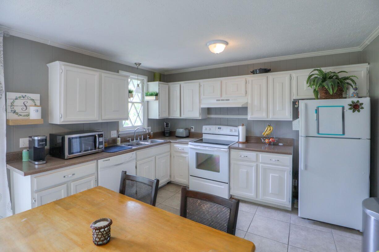 64 Searcy Road Mount Juliet, TN 37122 - Photo 5 of 16 Spacious kitchen with lots of cabinets for storage!!