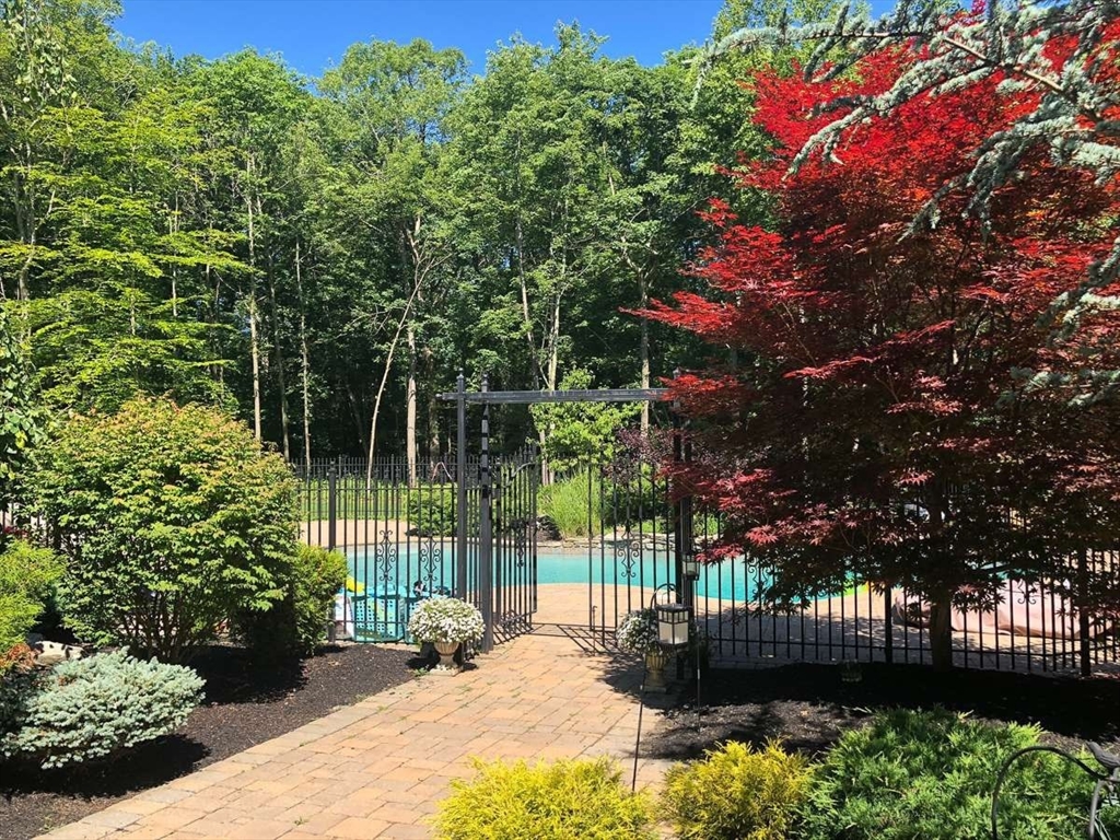 37 Putnam Hill Road Sutton, MA 01590 - Photo 6 of 42