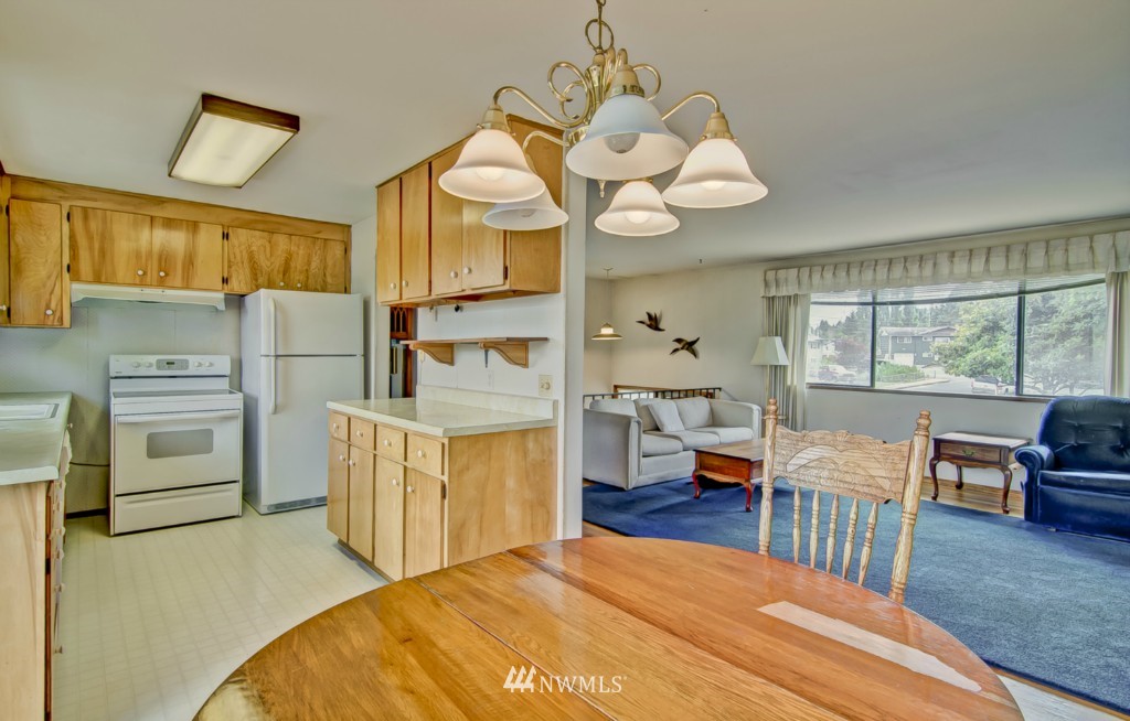 1732 Edmonds Way Southeast Renton, WA 98058 - Photo 5 of 13 Gallery Image 5