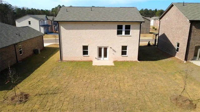 a view of a house with backyard