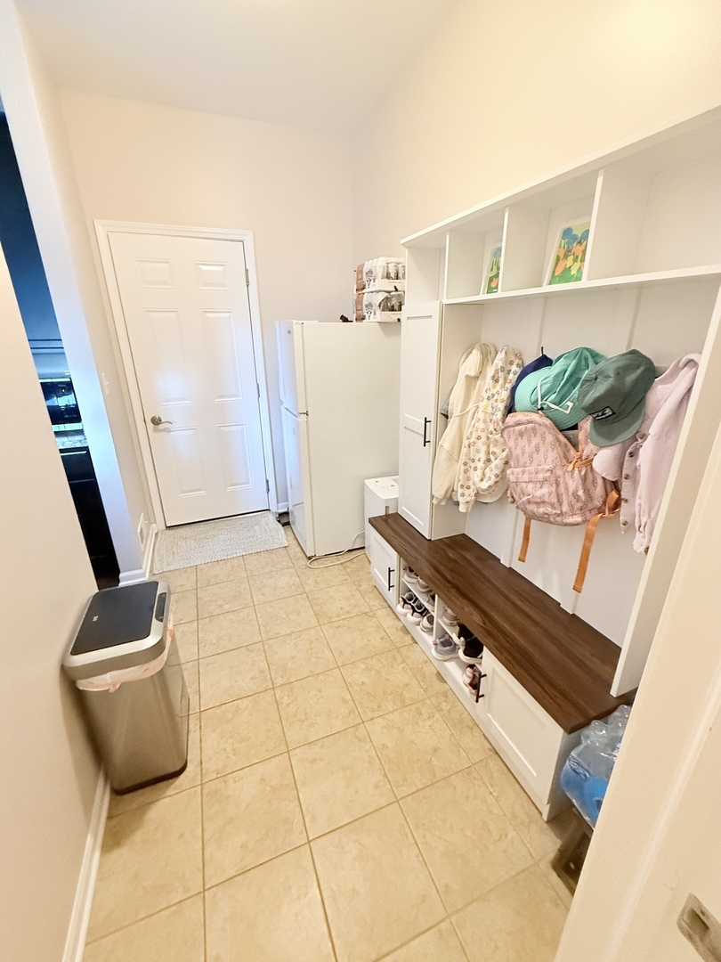 2572 Retreat Circle Lisle, IL 60532 - Photo 12 of 40 a living room with a couch