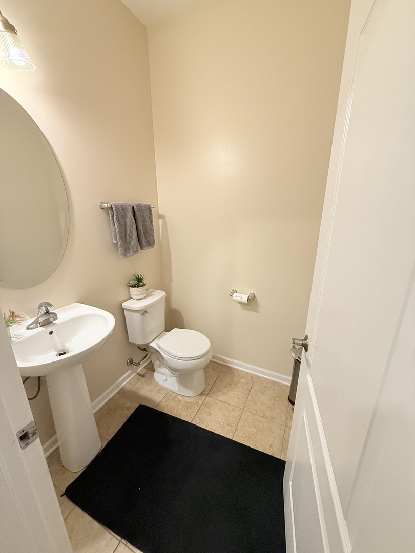 2572 Retreat Circle Lisle, IL 60532 - Photo 13 of 40 a bathroom with a sink and a mirror