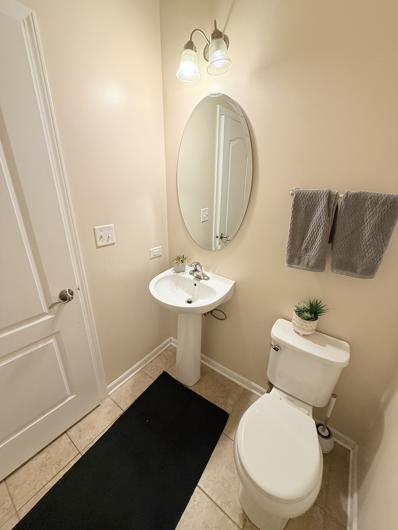 2572 Retreat Circle Lisle, IL 60532 - Photo 14 of 40 a bathroom with a toilet sink and mirror