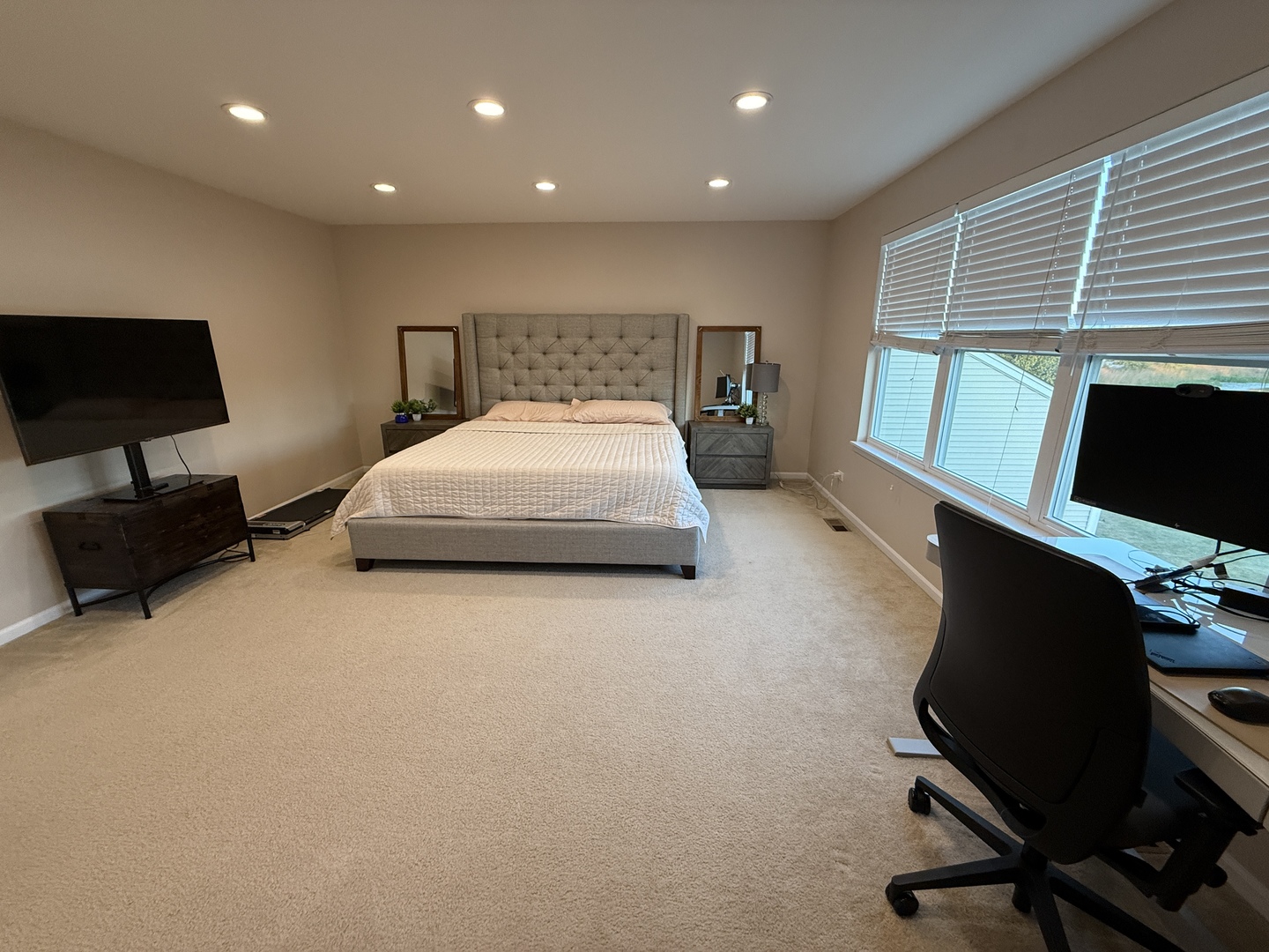 2572 Retreat Circle Lisle, IL 60532 - Photo 23 of 40 a bedroom with a bed and a desk