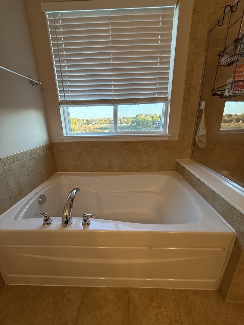 2572 Retreat Circle Lisle, IL 60532 - Photo 26 of 40 a bathroom with a bathtub