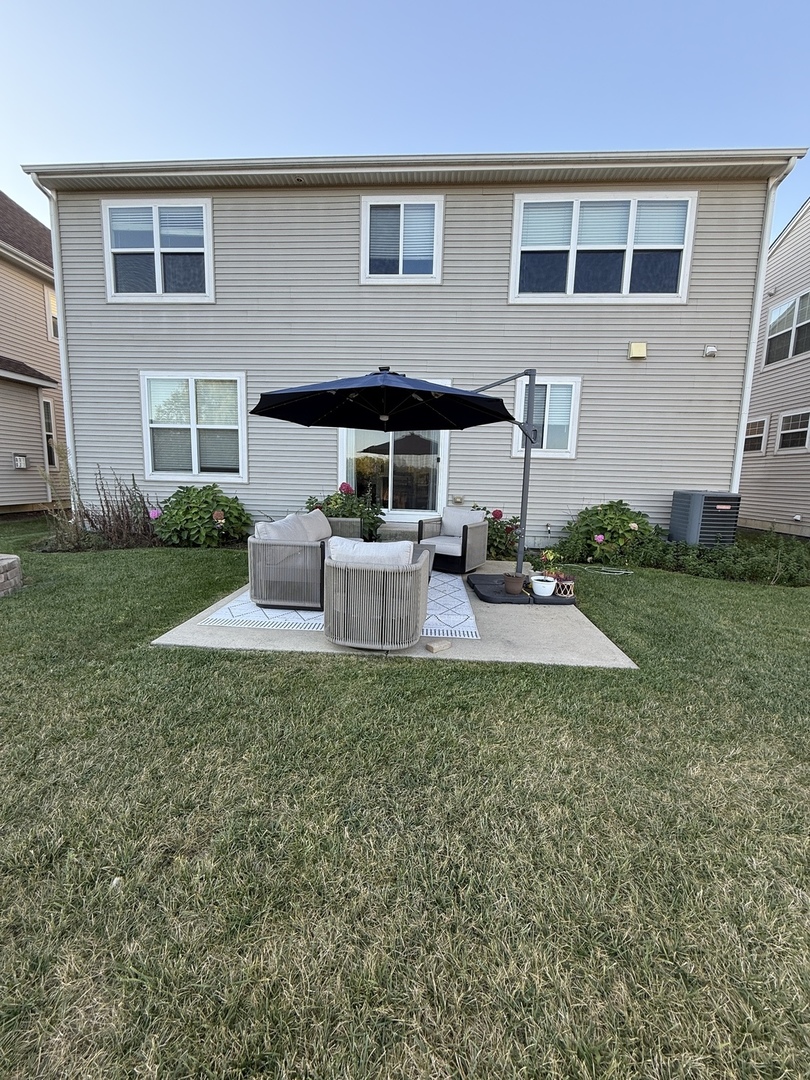 2572 Retreat Circle Lisle, IL 60532 - Photo 37 of 40 a front view of a house with garden