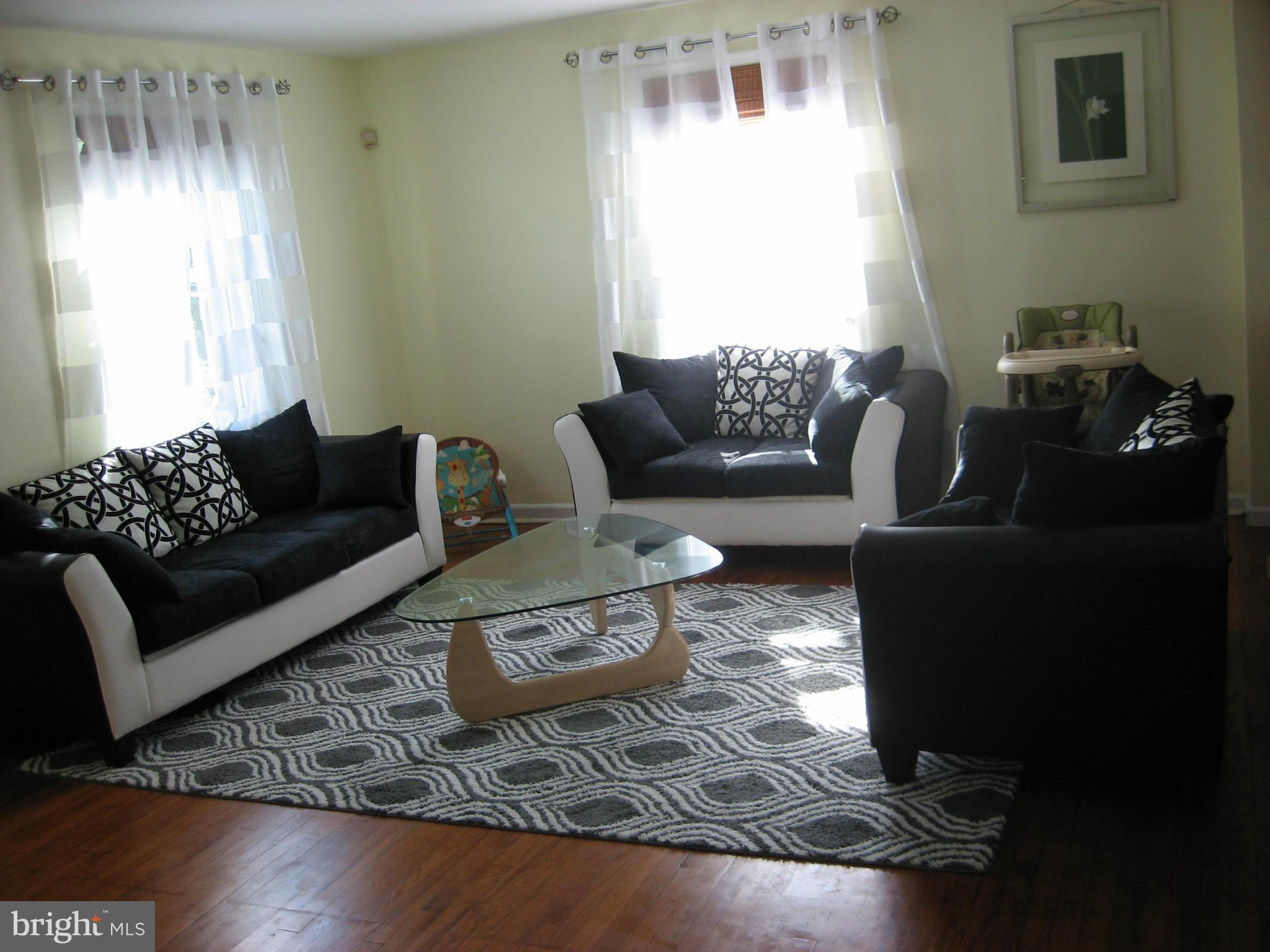 11712 Kingtree Street Silver Spring, MD 20902 - Photo 2 of 28 Living Room