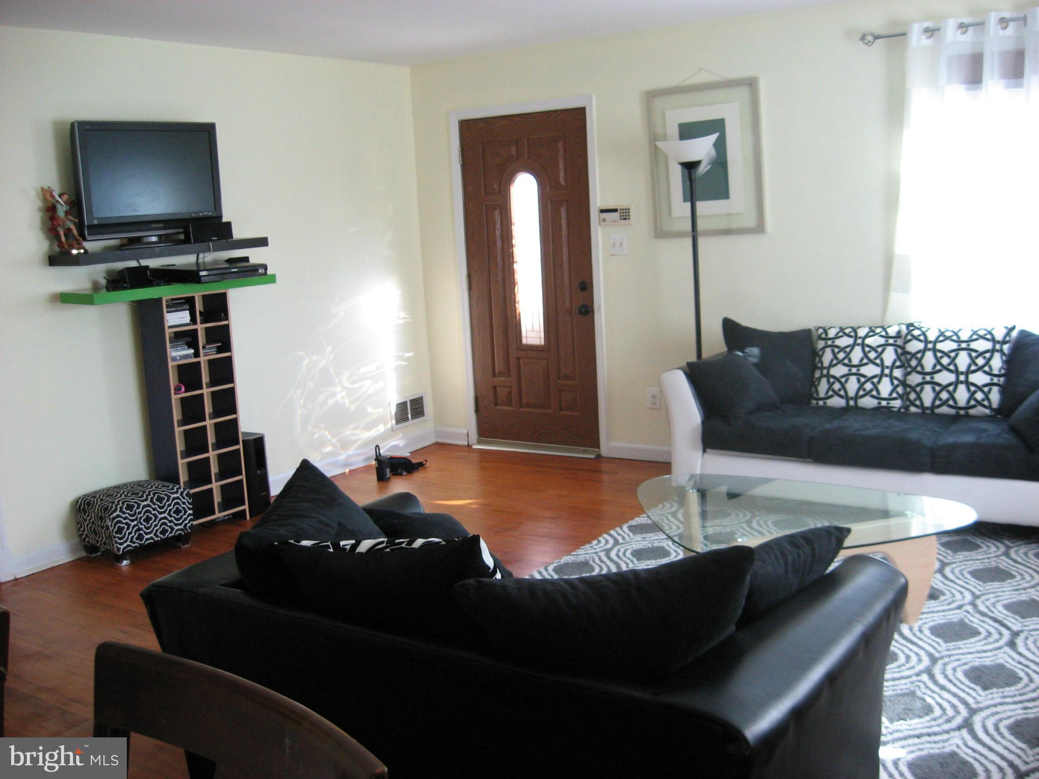 11712 Kingtree Street Silver Spring, MD 20902 - Photo 3 of 28 Living Room
