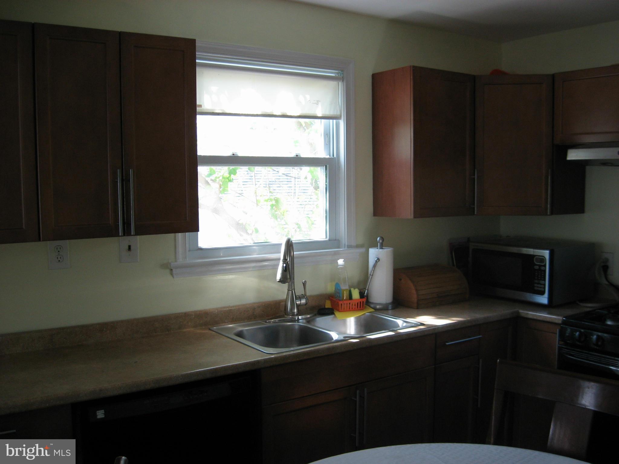 11712 Kingtree Street Silver Spring, MD 20902 - Photo 7 of 28 Kitchen