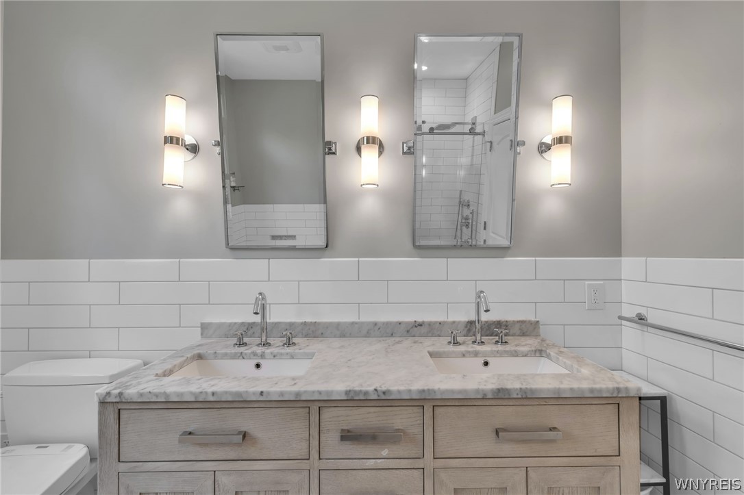 580 North Forest Road Amherst, NY 14221 - Photo 8 of 32 Primary bath vanity