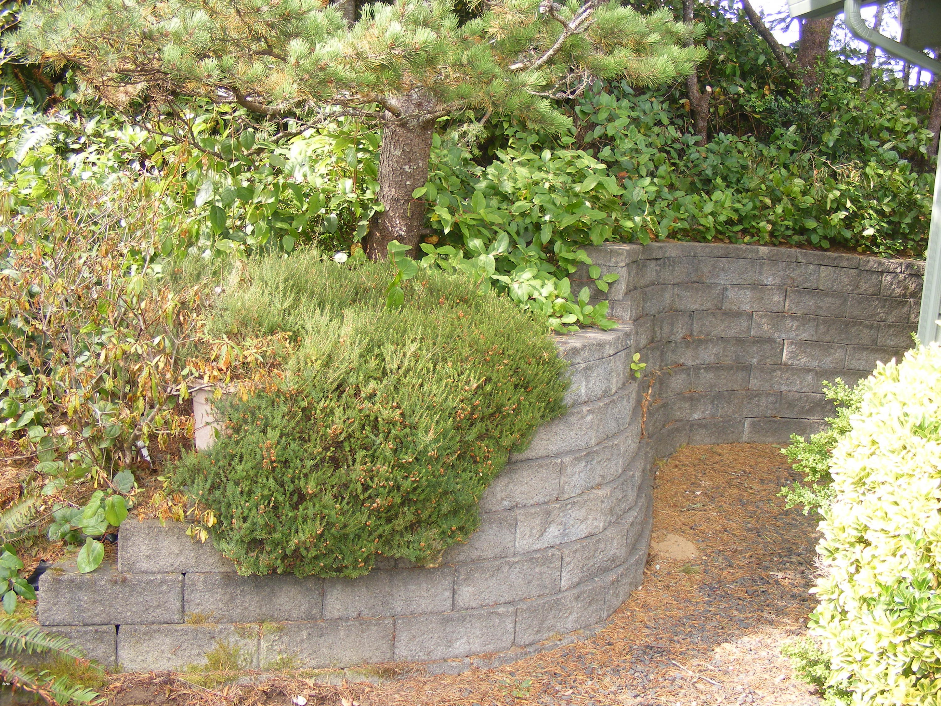 415 Northwest 19th Street Newport, OR 97365 - Photo 10 of 40 Landscaping