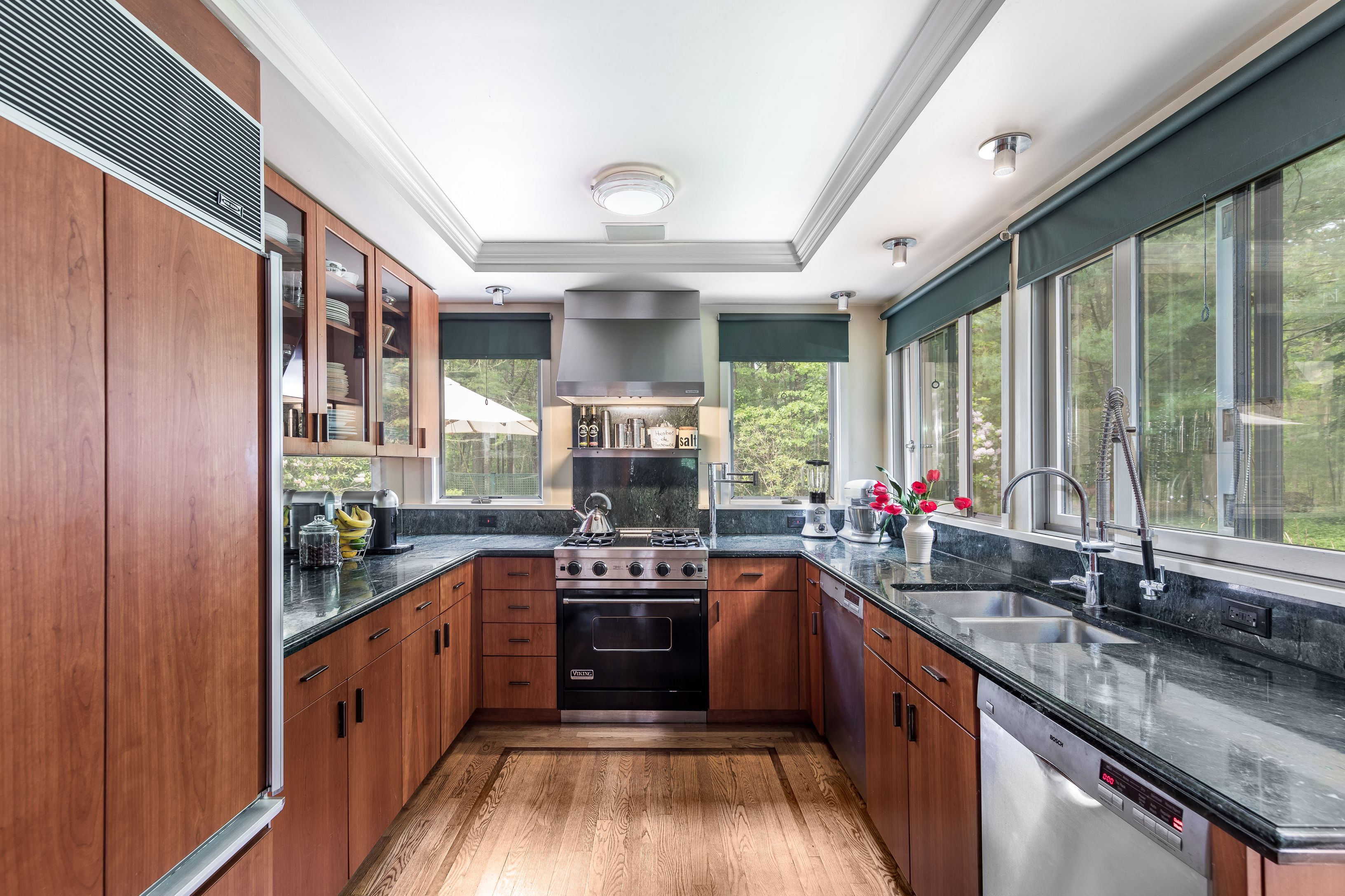 5 White Pine Road East Hampton, NY 11937 - Photo 12 of 20 Gourmet custom kitchen
