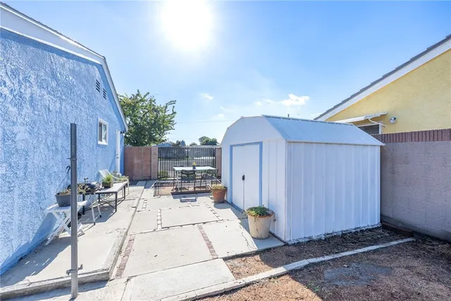 a view of a dinning table and chairs in the patio