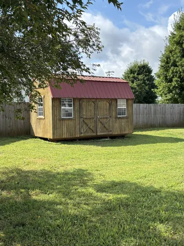 a view of a backyard