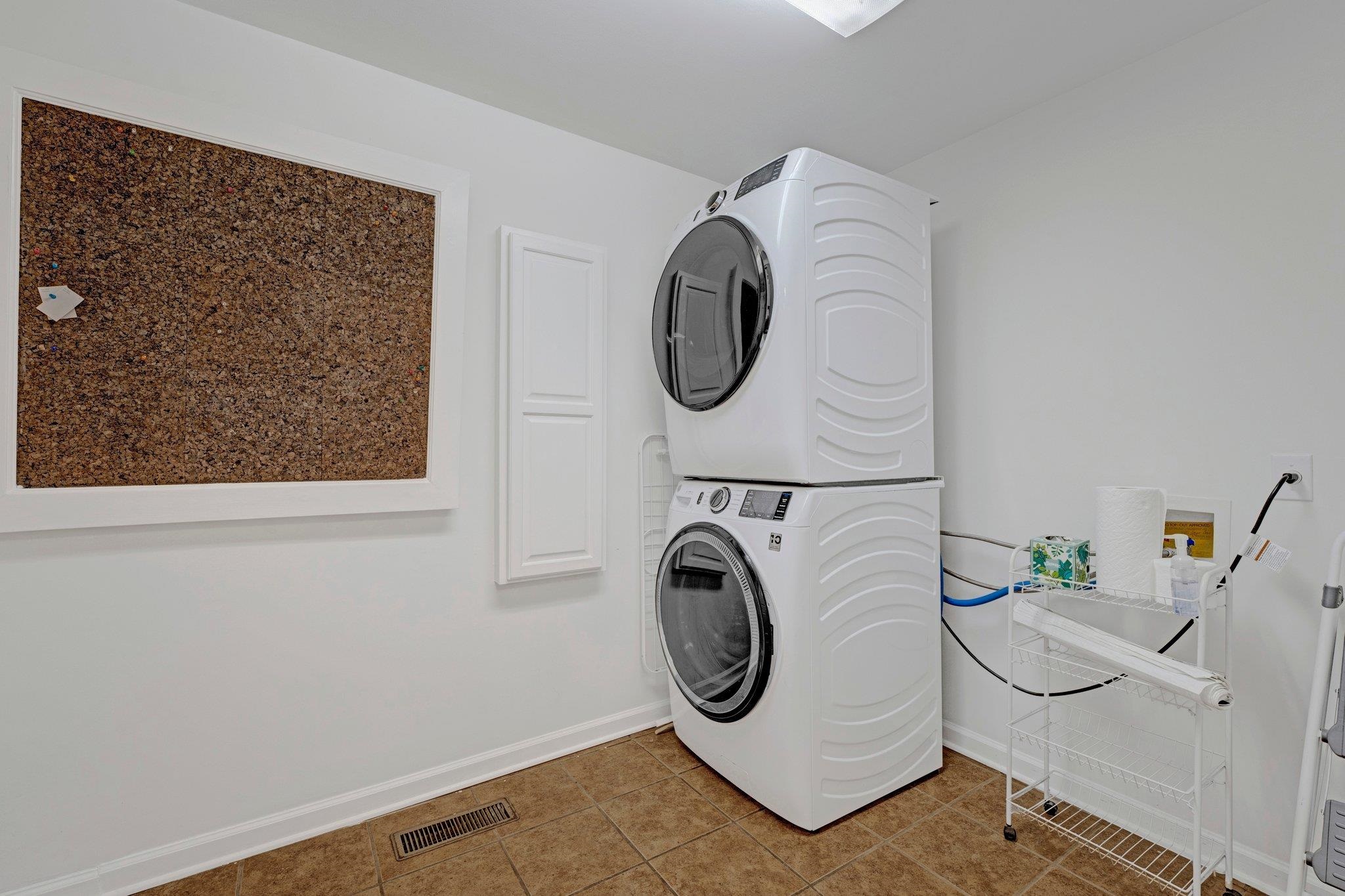 5481 Walnut Grove Road Memphis, TN 38120 - Photo 15 of 40 a utility room with dryer and washer