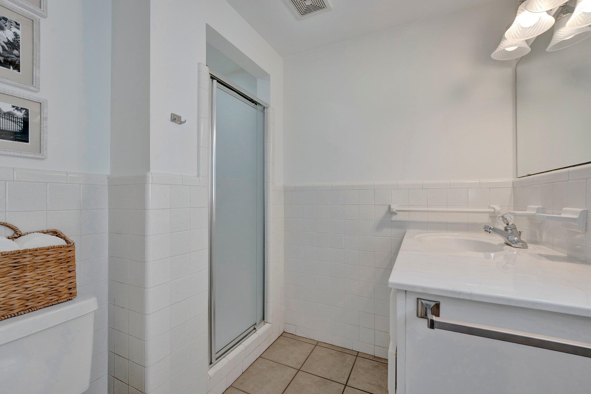 5481 Walnut Grove Road Memphis, TN 38120 - Photo 35 of 40 a bathroom with a sink and vanity