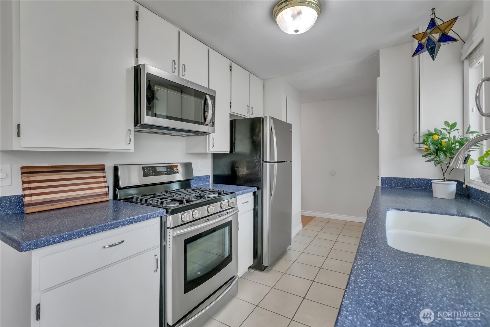 131 South 324th Place Federal Way, WA 98003 - Photo 11 of 24 a kitchen with stainless steel appliances granite countertop a rug stove a refrigerator and a sink