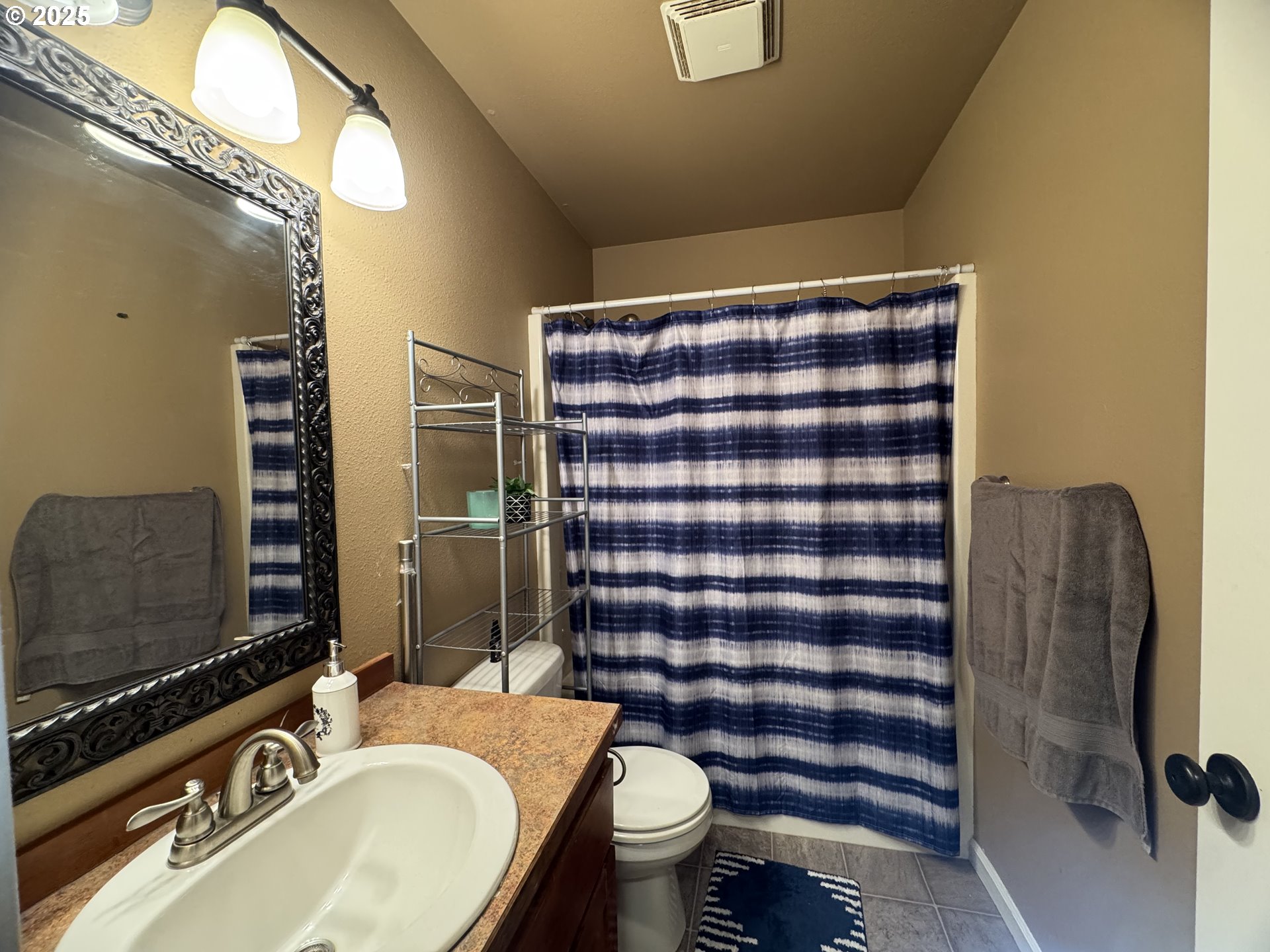220 Southeast Hope Court Sheridan, OR 97378 - Photo 17 of 25 Bathroom