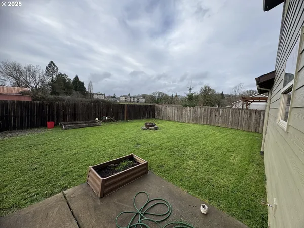 a view of a house with backyard and garden
