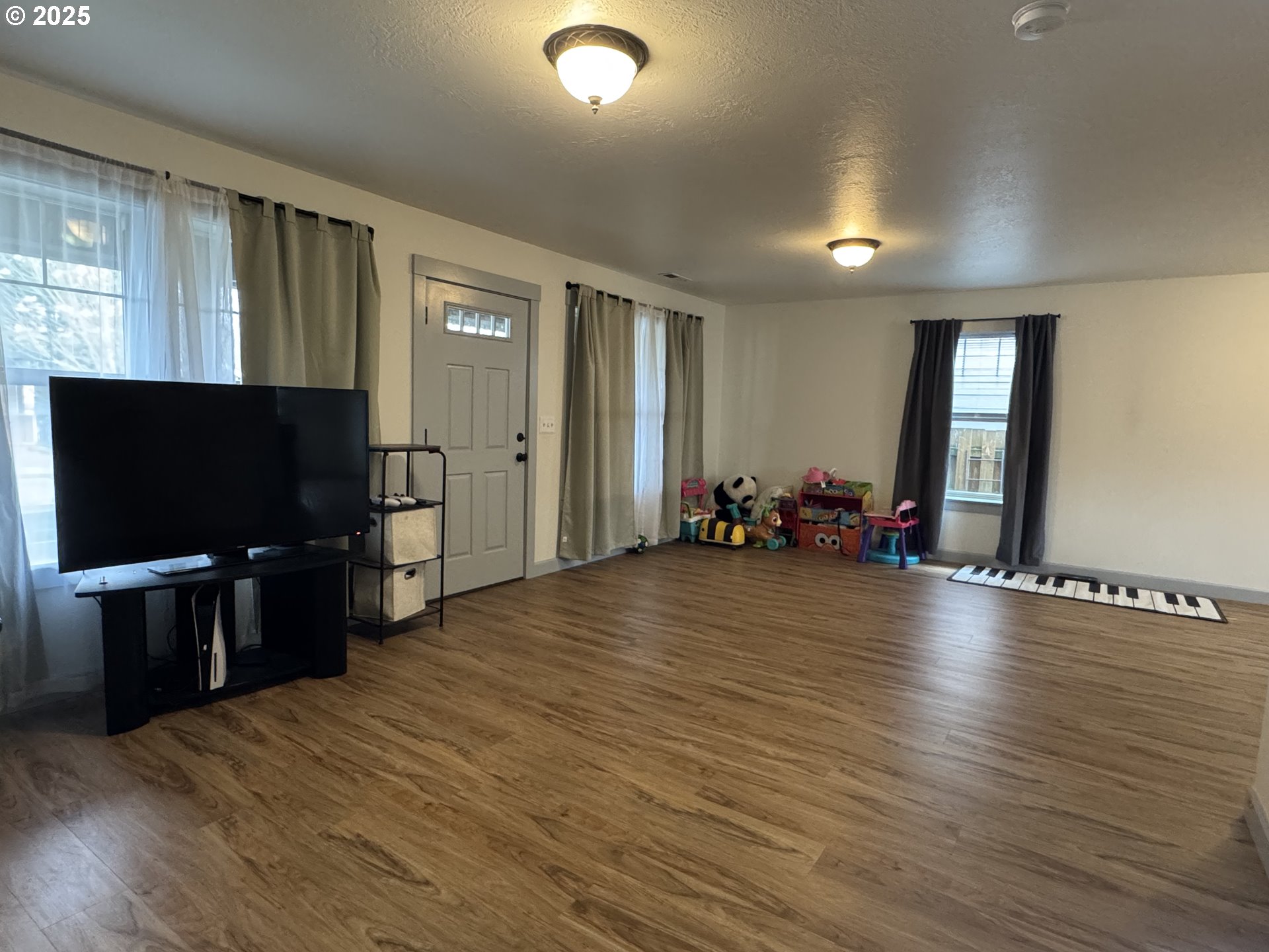 220 Southeast Hope Court Sheridan, OR 97378 - Photo 6 of 25