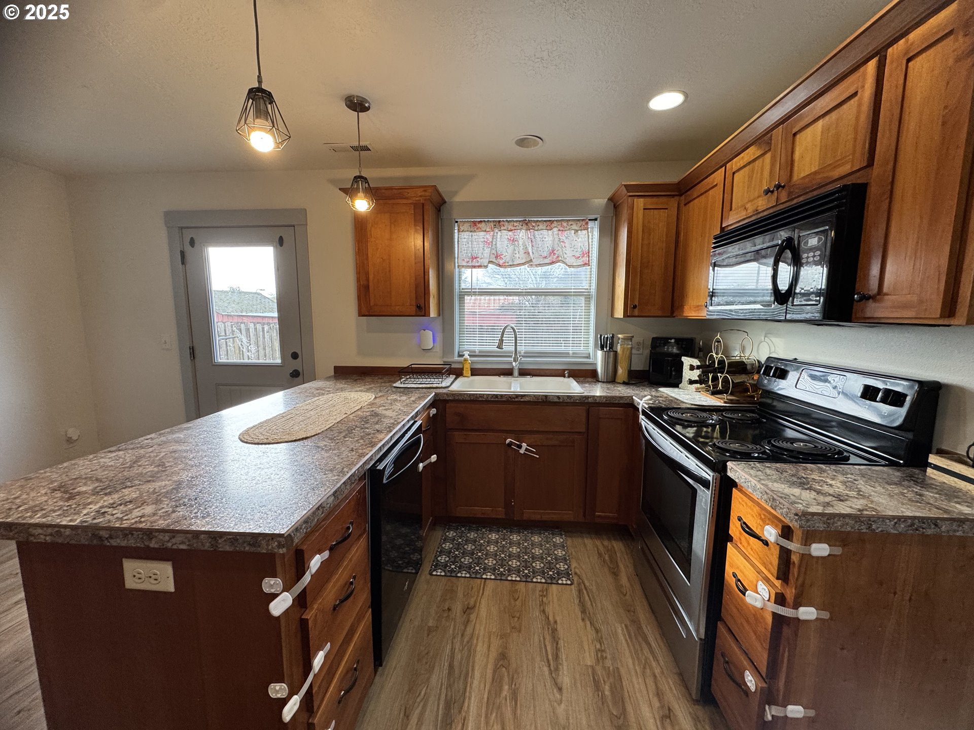 220 Southeast Hope Court Sheridan, OR 97378 - Photo 9 of 25