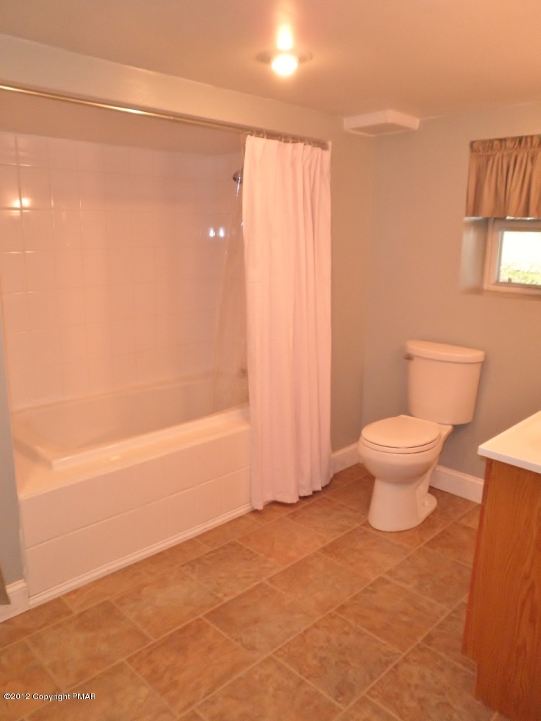 1256 Sugar Mountain Road West Bushkill, PA 18324 - Photo 17 of 24 Full Bath w/ Jacuzzi Tub
