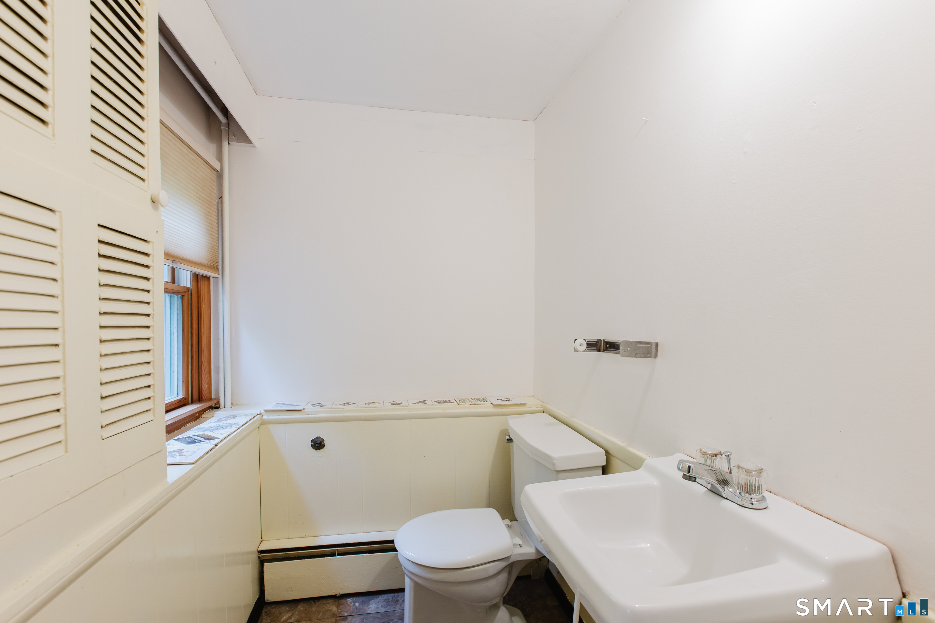 75 Westwood Road Stamford, CT 06902 - Photo 26 of 40 Half Bathroom