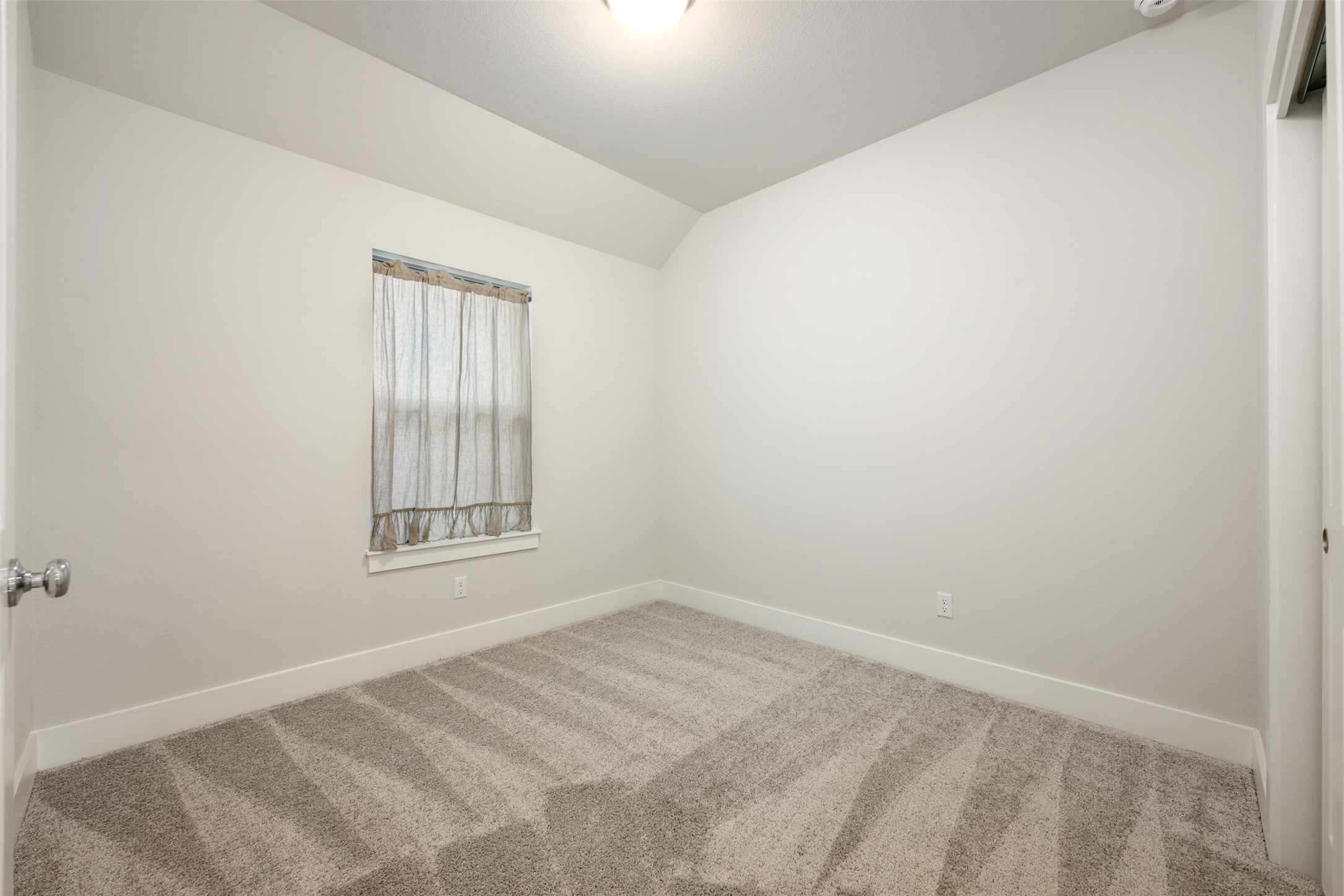 418 Raleigh Drive Georgetown, TX 78633 - Photo 28 of 39 an empty room with a window