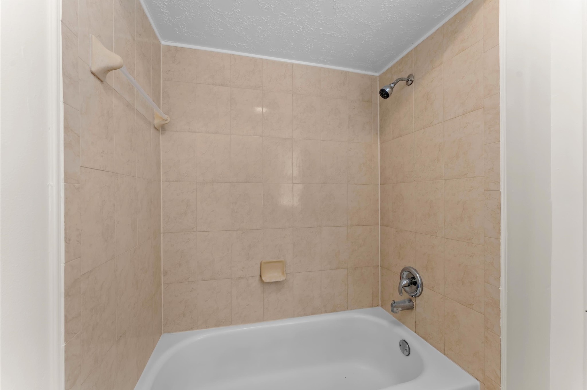 7311 17th Green Drive Humble, TX 77346 - Photo 23 of 32 a bathroom with a bathtub