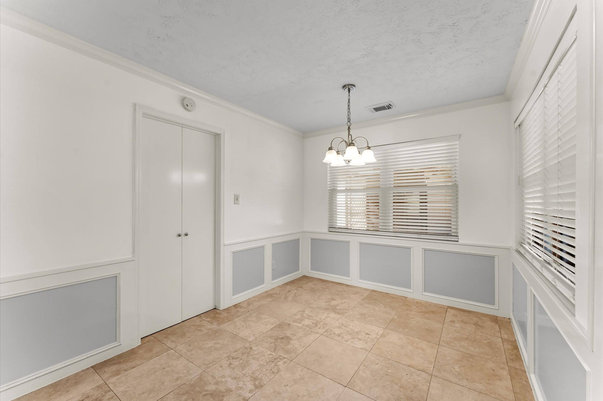 7311 17th Green Drive Humble, TX 77346 - Photo 10 of 32 a large white kitchen with granite countertop a refrigerator and chandelier