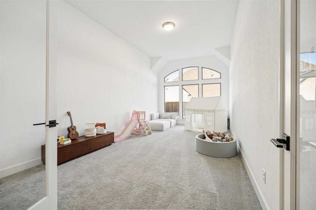 1551 Ripasso Way McLendon-Chisholm, TX 75032 - Photo 31 of 39 a living room with furniture and a potted plant