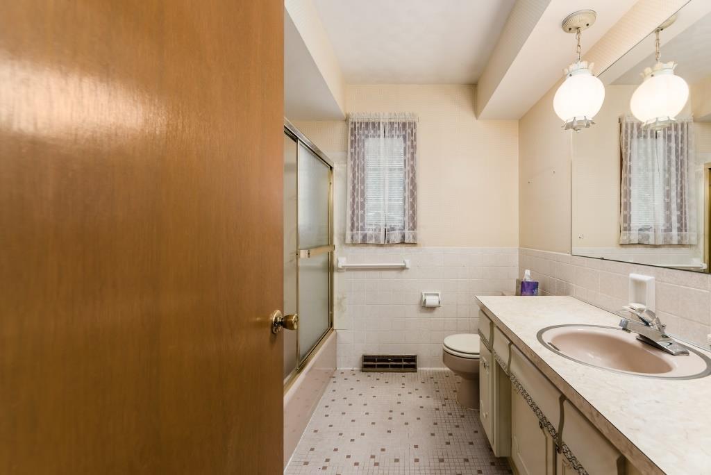 1766 Kenwick Road Columbus, OH 43209 - Photo 26 of 29 Hall Full Bath